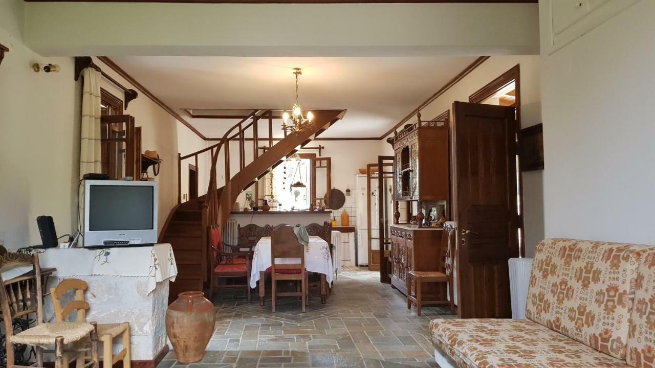 Ample Modern Country Home Неа Епидаврос Екстериор снимка